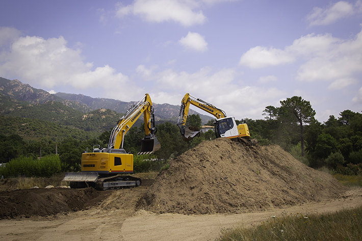 Primera excavadora de cadenas Liebherr R 936 Compact en Córcega